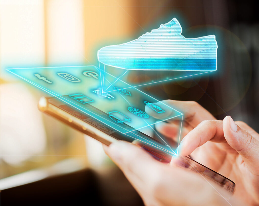 Interaktives Shopping-Erlebnis auf dem Smartphone: Hologramm eines Sneakers über Social-Media-Icons