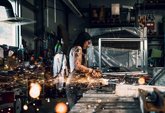 Frau am schweißen, Funken sprühen
